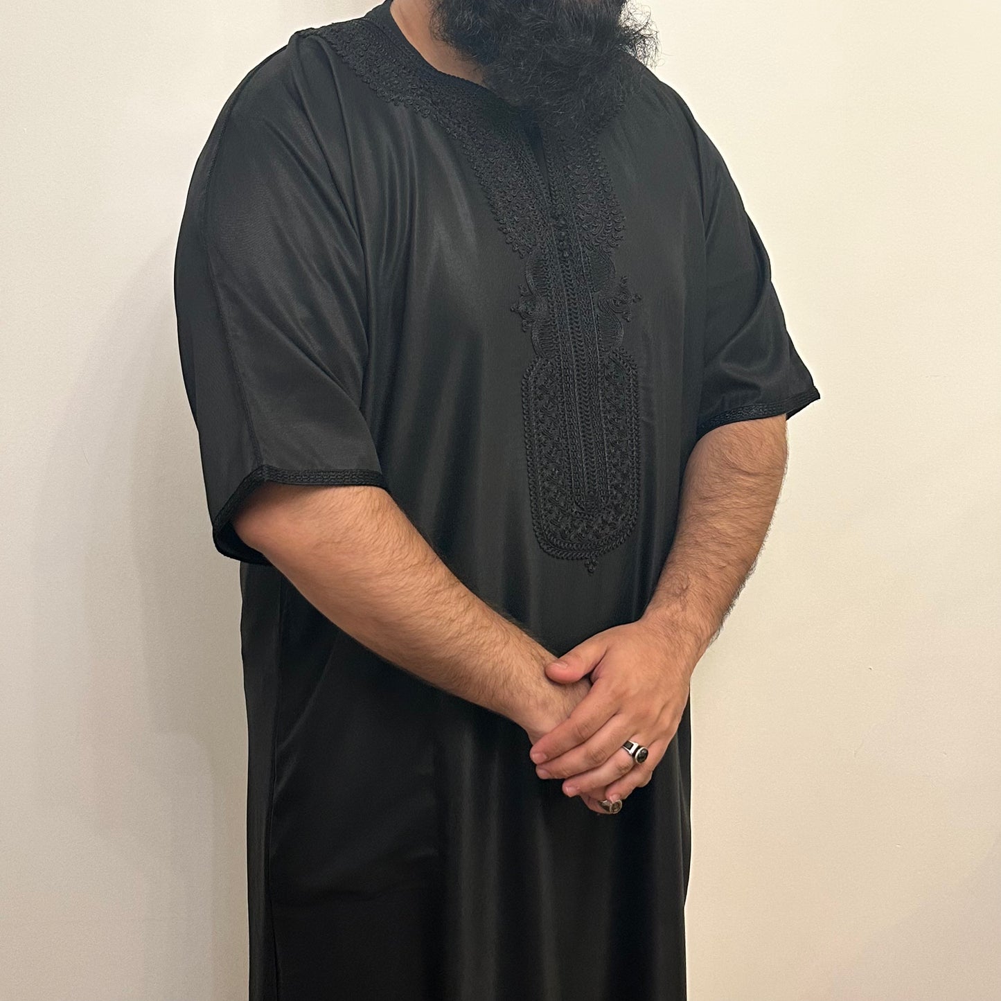 Black on black Moroccan silk effect gabardine short sleeve thobe