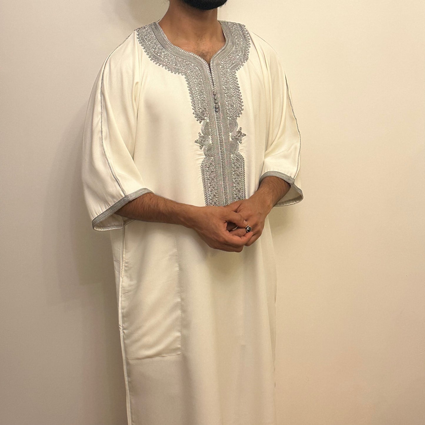 Grey on white Moroccan silk effect gabardine short sleeve thobe