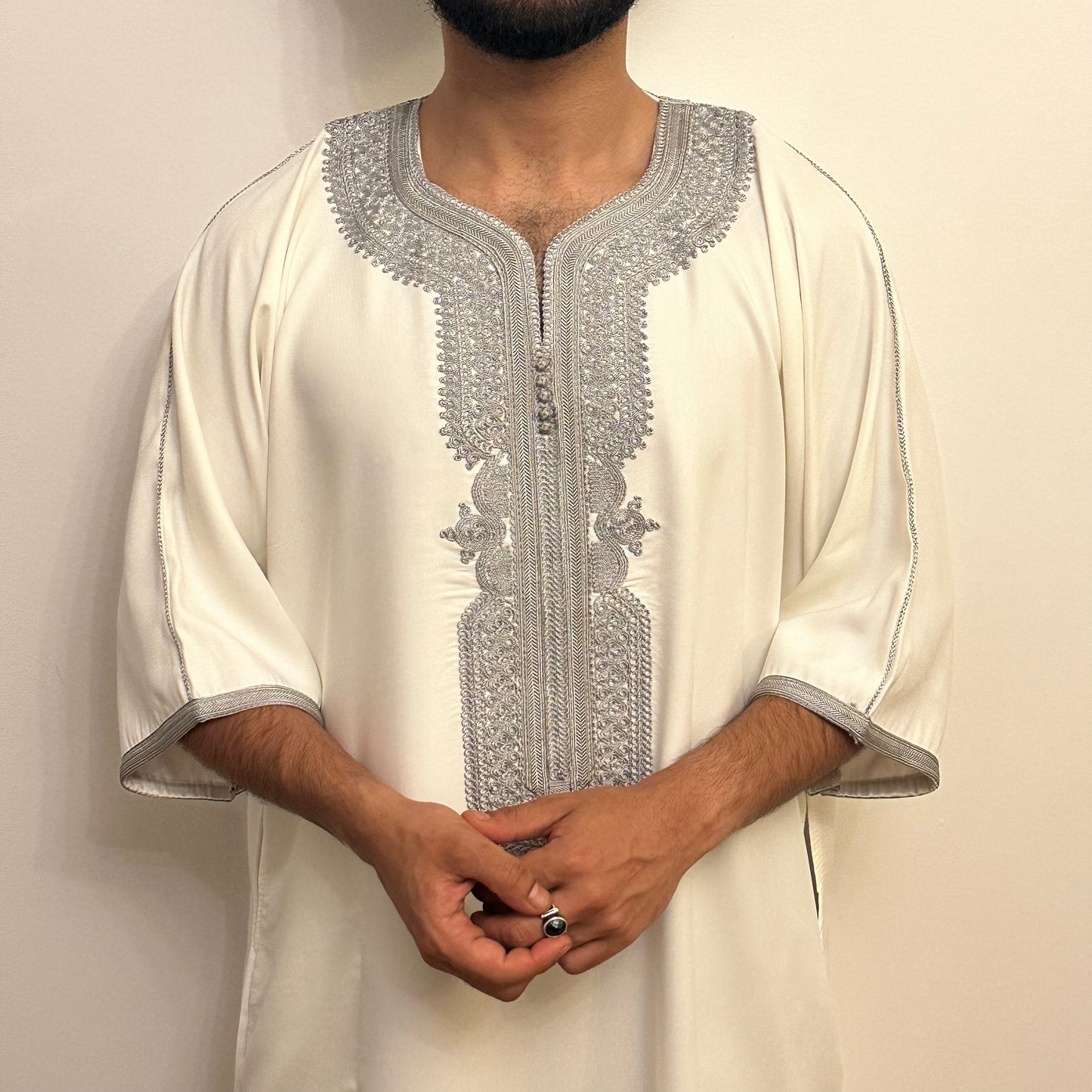 Grey on white Moroccan silk effect gabardine short sleeve thobe