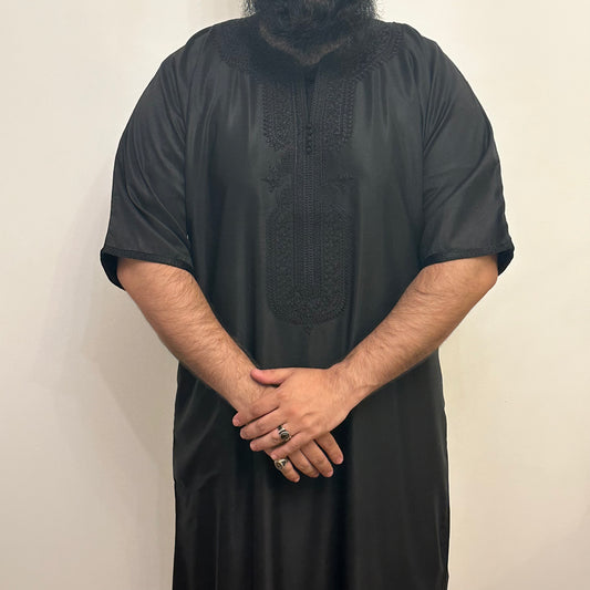 Black on black Moroccan silk effect gabardine short sleeve thobe